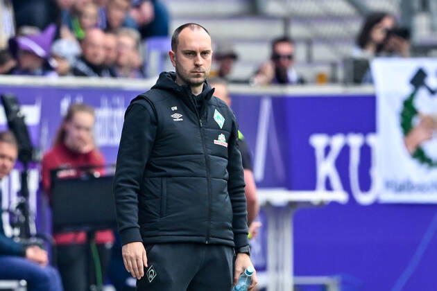 Fußball: 2. Bundesliga, Saison 2021 2022, 33. Spieltag, FC Erzgebirge Aue - SV Werder Bremen am 08.05.2022 in Erzgebirgsstadion in Aue-Bad Schlema. -TK- Bremens Trainer Ole Werner schaut konzentriert. DFL REGULATIONS PROHIBIT ANY USE OF PHOTOGRAPHS AS IMAGE SEQUENCES AND OR QUASI-VIDEO. Copyright: xTeresaxKrögerx