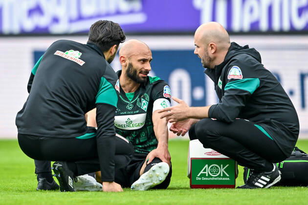 Fußball: 2. Bundesliga, Saison 2021 2022, 33. Spieltag, FC Erzgebirge Aue - SV Werder Bremen am 08.05.2022 in Erzgebirgsstadion in Aue-Bad Schlema. -TK- Bremens Ömer Toprak sitzt verletzt am Boden und wird behandelt. DFL REGULATIONS PROHIBIT ANY USE OF PHOTOGRAPHS AS IMAGE SEQUENCES AND OR QUASI-VIDEO. Copyright: xTeresaxKrögerx