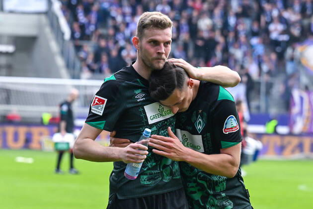 Fußball: 2. Bundesliga, Saison 2021 2022, 33. Spieltag, FC Erzgebirge Aue - SV Werder Bremen am 08.05.2022 in Erzgebirgsstadion in Aue-Bad Schlema. -TK- Bremens Marvin Ducksch (l) und Bremens Nicolai Rapp (r) freuen sich mit Spielschluss. DFL REGULATIONS PROHIBIT ANY USE OF PHOTOGRAPHS AS IMAGE SEQUENCES AND OR QUASI-VIDEO. Copyright: xTeresaxKrögerx