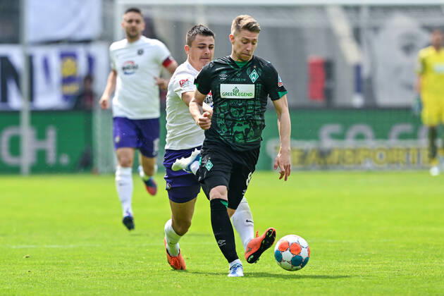 Fußball: 2. Bundesliga, Saison 2021 2022, 33. Spieltag, FC Erzgebirge Aue - SV Werder Bremen am 08.05.2022 in Erzgebirgsstadion in Aue-Bad Schlema. -TK- Bremens Mitchell Weiser (r) DFL REGULATIONS PROHIBIT ANY USE OF PHOTOGRAPHS AS IMAGE SEQUENCES AND OR QUASI-VIDEO. Copyright: xTeresaxKrögerx