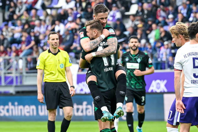 Fußball: 2. Bundesliga, Saison 2021 2022, 33. Spieltag, FC Erzgebirge Aue - SV Werder Bremen am 08.05.2022 in Erzgebirgsstadion in Aue-Bad Schlema. -TK- Bremens Niclas Füllkrug jubelt nach seinem Tor zum 2:0 mit Bremens Marco Friedl. DFL REGULATIONS PROHIBIT ANY USE OF PHOTOGRAPHS AS IMAGE SEQUENCES AND OR QUASI-VIDEO. Copyright: xTeresaxKrögerx