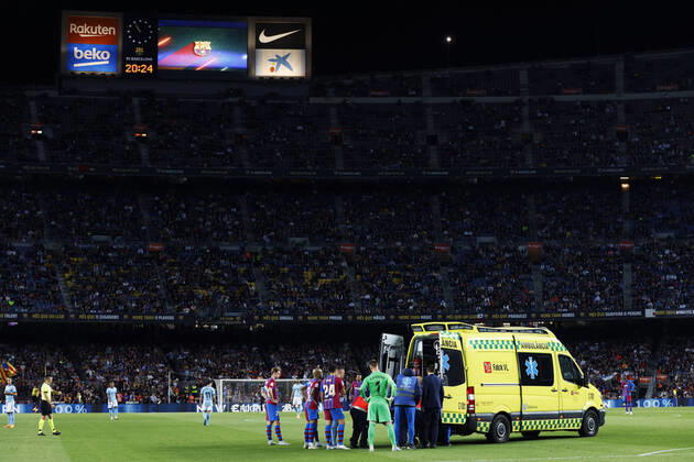 Bilder des Jahres 2022, Sport 05 Mai Sport Themen der Woche KW19 News Bilder des Tages An ambulance, Ronald Araujo (Barcelona), MAY 10, 2022 - Football Soccer : Spanish La Liga Santander match between FC Barcelona, Barca 3-1 RC Celta de Vigo at the Camp Nou stadium in Barcelona, Spain. Noxthirdxpartyxsales  (187915112)