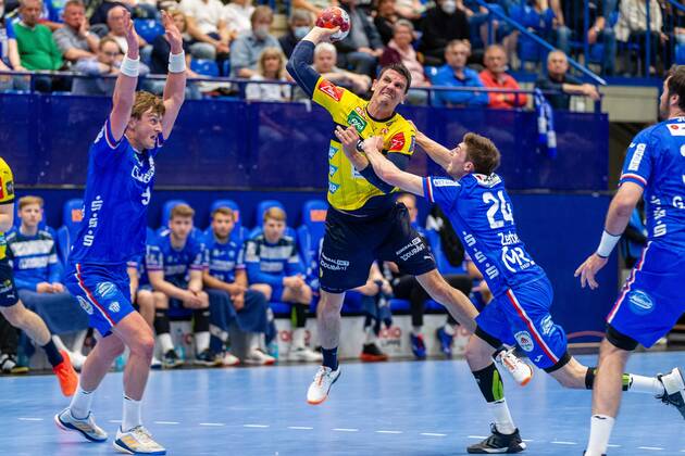 Sport Bilder des Tages v.l. Jonathan Carlsbogard (TBV Lemgo Lippe 9), Andy Schmid (Rhein-Neckar Loewen 2), Lukas Zerbe (TBV Lemgo Lippe 24) TBV Lemgo Lippe vs. Rhein-Neckar Loewen, Handball, 1. Bundesliga, 30. Spieltag, 12.05.2022 Lemgo Copyright: xEibner-Pressefotox xJanxStrohdiekx EP_JSK