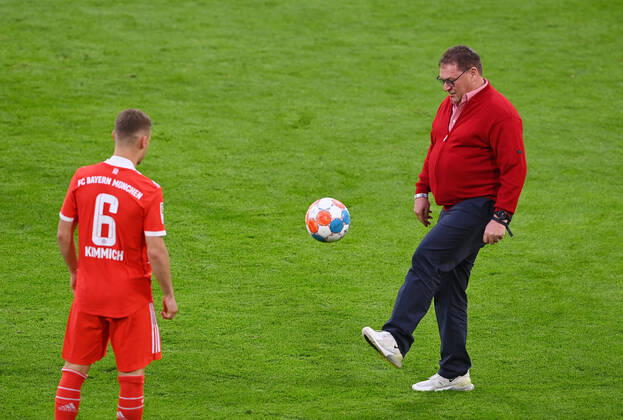 Fussball 1. Bundesliga Saison 2021 2022 33. Spieltag FC Bayern Muenchen - VfB Stuttgart 08.05.2022 Der FC Bayern feiert den Gewinn der 32. Deutschen Meisterschaft: Joshua Kimmich (li) mit seinem Vater Berthold