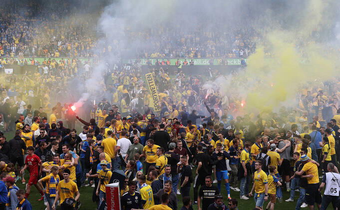 Bilder des Jahres 2022, Sport 05 Mai Sport Themen der Woche KW19 Sport Bilder des Tages Platzsturm nach dem Aufstieg von Eintracht Braunschweig in die 2.Liga DFL REGULATIONS PROHIBIT ANY USE OF PHOTOGRAPHS AS IMAGE SEQUENCES AND OR QUASI-VIDEO.