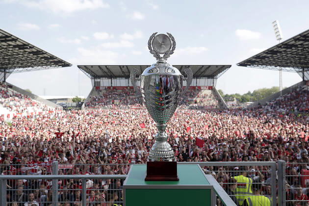 Bilder des Jahres 2022, Sport 05 Mai Sport Themen der Woche KW19 Sport Bilder des Tages 38. Spieltag 21 22 Fußball Regionalliga West Rot-Weiss Essen - Rot-Weiss Ahlen am 14.05.2022 im Stadion an der Hafenstrasse in Essen Jubel bei Rot-Weiss Essen über den Aufstieg in Liga 3