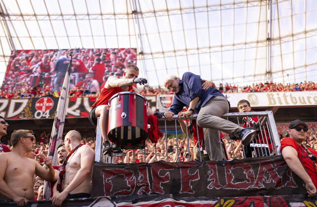 Bilder des Jahres 2022, Sport 05 Mai Sport Themen der Woche KW19 Sport Bilder des Tages Abschied Geschäftsführer Rudi Völler (Leverkusen) klettert in den Fanblock Bayer Leverkusen - SC Freiburg 14.05.2022, Fussball; Saison 2021 22 Foto: Moritz Müller