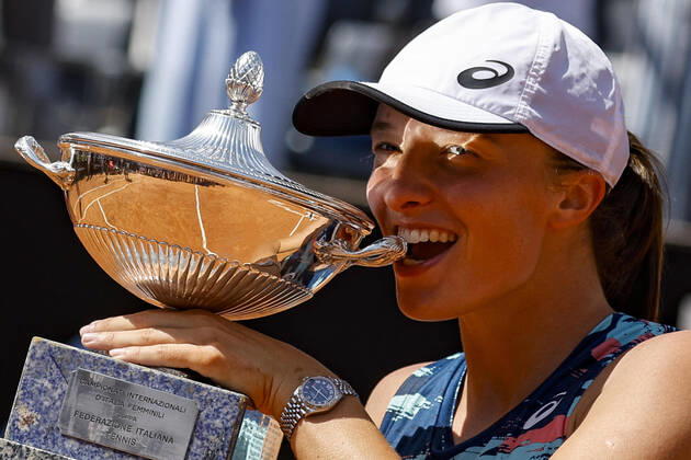 Bilder des Jahres 2022, Sport 05 Mai Sport Themen der Woche KW19 Sport Bilder des Tages May 15, 2022, ROME, ITALY: Iga Swiatek of Poland poses with her trophy after winning her women s singles final match against Ons Jabeur of Tunisia at the Italian Open tennis tournament in Rome, Italy, 15 May 2022. .ANSA FABIO FRUSTACI Italian Open tennis tournament  - ZUMAa110 20220515_zaf_a110_047 Copyright: xFabioxFrustacix