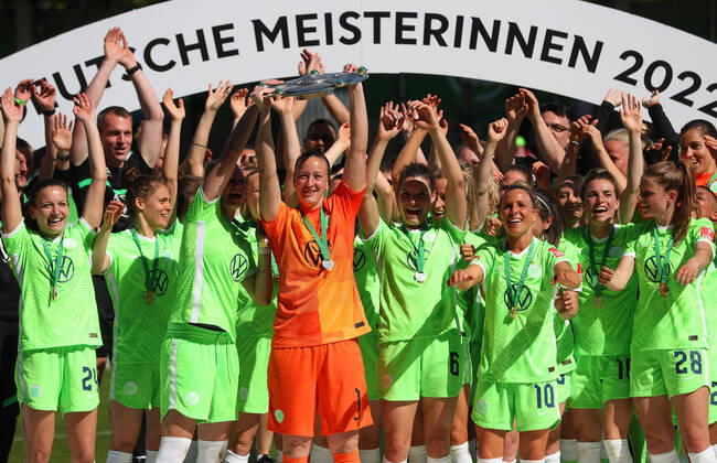 Bilder des Jahres 2022, Sport 05 Mai Sport Themen der Woche KW19 Sport Bilder des Tages VfL vs. Leverkusen, BL Frauen Wolfsburg, 15.05.2022, FUßBALL - VfL Wolfsburg vs. Bayer 04 Leverkusen, Flyeralarm Frauen-Bundesliga, Saison 2021 22. VfL Wolfsburg Frauen sind Deutscher Fußballmeister 2022, jubel mit der Meisterschale 2022 Wolfsburg