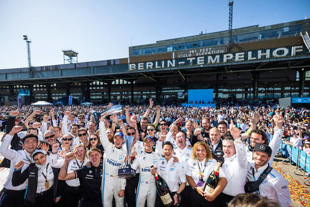 Bilder des Jahres 2022, Sport 05 Mai Sport Themen der Woche KW19 Motorsport, Formel E, Berlin ePrix auf dem Flughafen Tempelhof Tem picture with DE VRIES Nyck (nld), Mercedes-EQ Silver Arrow 02, portrait VANDOORNE Stoffel (bel), Mercedes-EQ Silver Arrow 02, portrait podium during the 2022 Berlin ePrix, 5th meeting of the 2021-22 ABB FIA Formula E World Championship, WM, Weltmeisterschaft on the Tempelhof Airport Street Circuit from May 13 to 15, in Berlin - AUTO - 2022 FORMULA E BERLIN ePRIX DPPI Panoramic 03422006_GH_93172