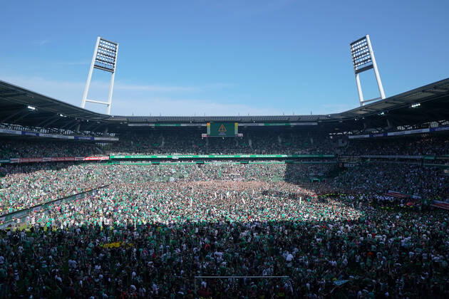 Bilder des Jahres 2022, Sport 05 Mai Sport Themen der Woche KW19 Sport Bilder des Tages GER, 2. FBL, SV Werder Bremen vs SSV Jahn Regensburg 15.05.2022, wohninvest Weserstadion, Bremen, GER, 2. FBL, SV Werder Bremen vs SSV Jahn Regensburg im Bild picture shows Spielende. Endstand 2:0 Platzsturm im Weserstadion; SV Werder Bremen steigt wieder in die 1. Bundesliga auf
