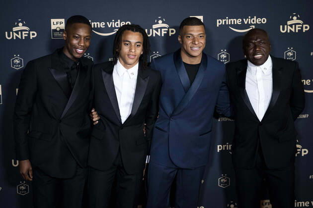 Fußball, Trophees UNFP Verleihung in Paris Kylian Mbappe son pere Wilfrid et son frere Ethan FOOTBALL : 30e Ceremonie des Trophees UNFP - Paris - 15 05 2022 JBAutissier Panoramic 