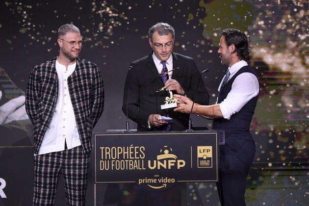 Fußball, Trophees UNFP Verleihung in Paris Damien COMOLLI (President Toulouse TFC) - Pierre BOUBY - Steve SAVIDAN during the Trophies UNFP ceremony at Pavillon Gabriel on May 15, 2022 in Paris, France. FOOTBALL : Trophees UNFP - Soiree - Paris - 15 05 2022 Pool FEP Panoramic 