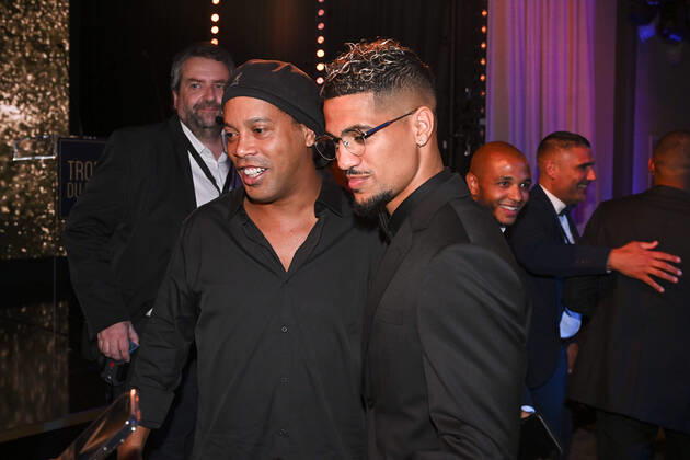 Fußball, Trophees UNFP Verleihung in Paris 10 Ludovic BLAS (fcn) - RONALDINHO during the Trophies UNFP ceremony at Pavillon Gabriel on May 15, 2022 in Paris, France. FOOTBALL : Trophees UNFP - Soiree - Paris - 15 05 2022 Pool FEP Panoramic 
