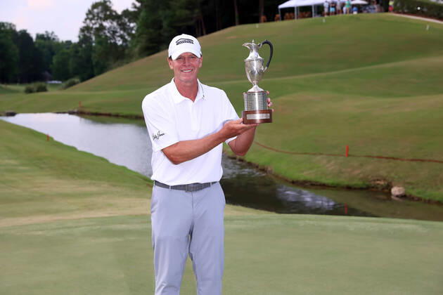 Bilder des Jahres 2022, Sport 05 Mai Sport Themen der Woche KW19 Sport Bilder des Tages BIRMINGHAM, AL - MAY 15: Steve Stricker holds the trophy after winning the final round of the PGA, Golf Herren Champions Tour Regions Tradition on May 15, 2022 at Greystone Golf and Country Club in Birmingham, Alabama. (Photo by Michael Wade Icon Sportswire) GOLF: MAY 15 PGA Tour Champions - Regions Tradition Icon22051510