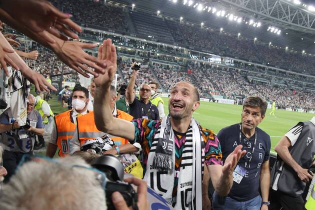 Bilder des Jahres 2022, Sport 05 Mai Sport Themen der Woche KW20 Sport Bilder des Tages Mandatory Credit: Photo by Claudio Benedetto LiveMedia Shutterstock (12942880k) Giorgio Chiellini (Juventus FC) greets his fans in the last match for Juventus FC italian soccer Serie A match Juventus FC vs SS Lazio, Allianz Stadium, Turin, Italy - 16 May 2022 italian soccer Serie A match Juventus FC vs SS Lazio, Allianz Stadium, Turin, Italy - 16 May 2022  Copyright: xClaudioxBenedetto LiveMedia Shutterstockx 12942880k