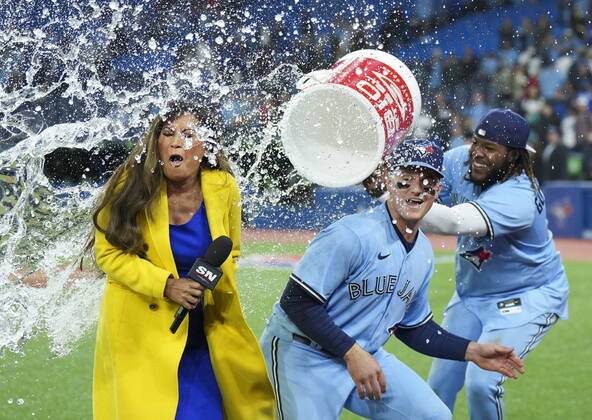 Bilder des Jahres 2022, Sport 05 Mai Sport Themen der Woche KW20 Sport Bilder des Tages May 16, 2022, TORONTO, ON, CANADA: Toronto Blue Jays third baseman Matt Chapman (26) moves quickly out of the way as Toronto Blue Jays first baseman Vladimir Guerrero Jr. (27) accidentally soaks SportsnetöÄÃ s Hazel Mae with water after The Blue Jays defeated the Seattle Mariners during American League, MLB, Baseball Herren, USA baseball action in Toronto on Monday, May 16, 2022. Canada News - May 16, 2022 - ZUMAc35_ 20220516_zaf_c35_170 Copyright: xNathanxDenettex