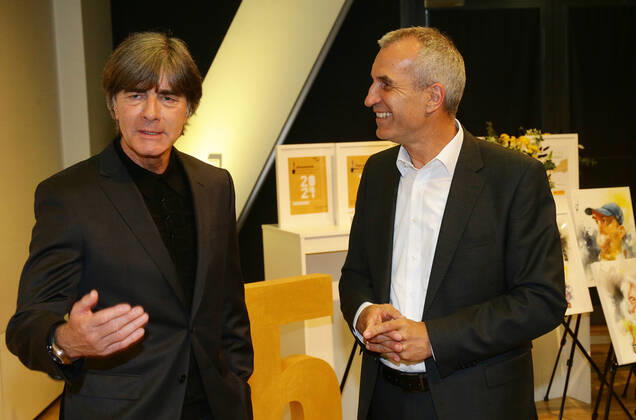 Stuttgart , Landessportverband Baden-Württemberg vergibt zum 25. Mal den Trainerpreis , von links: Joachim Löw Albrecht Reimold ( Porsche )