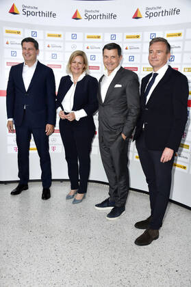 Christian Seifert, Nancy Faeser, Thomas Berlemann und Thorsten Langheim bei der Verleihung der Goldenen Sportpyramide 2022 in der Hauptstadtrepräsentanz der Deutschen Telekom AG. Berlin, 20.05.2022