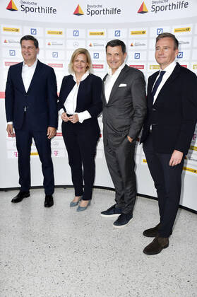 Christian Seifert, Nancy Faeser, Thomas Berlemann und Thorsten Langheim bei der Verleihung der Goldenen Sportpyramide 2022 in der Hauptstadtrepräsentanz der Deutschen Telekom AG. Berlin, 20.05.2022