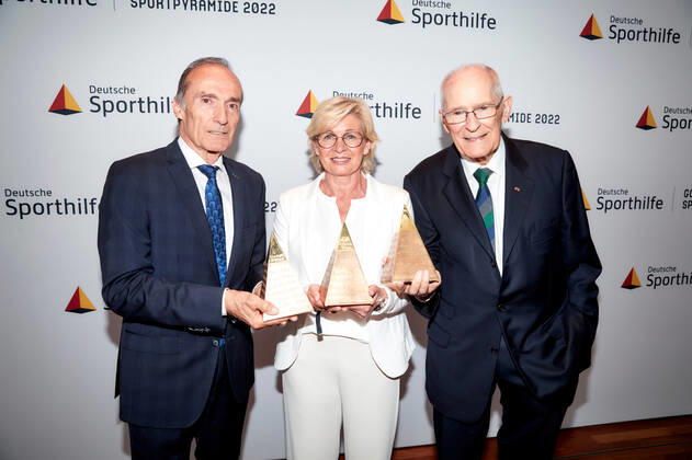 Preisträger:innen Silvia Neid, Eberhard Gienger und Hans Wilhelm Gäb bei der Verleihung der Goldenen Sportpyramide in der Telekom Hauptstadtrepräsentanz in Berlin. Copyright: Eventpress Golejewski 20.05.2022