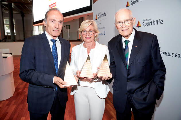 Sport Bilder des Tages Preisträger:innen Silvia Neid, Eberhard Gienger und Hans Wilhelm Gäb bei der Verleihung der Goldenen Sportpyramide in der Telekom Hauptstadtrepräsentanz in Berlin. Copyright: Eventpress Golejewski 20.05.2022
