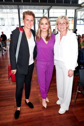 Doris Fitschen, Regina Halmich und Silvia Neid bei der Verleihung der Goldenen Sportpyramide in der Telekom Hauptstadtrepräsentanz in Berlin. Copyright: Eventpress Golejewski 20.05.2022