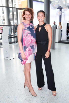 Lena Schöneborn und Ruth Sophia Spelmeyer-Preuß bei der Verleihung der Goldenen Sportpyramide in der Telekom Hauptstadtrepräsentanz in Berlin. Copyright: Eventpress Golejewski 20.05.2022