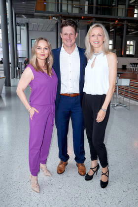 Regina Halmich und Matthias Steiner mit Ehefrau Inge Posmyk bei der Verleihung der Goldenen Sportpyramide in der Telekom Hauptstadtrepräsentanz in Berlin. Copyright: Eventpress Golejewski 20.05.2022