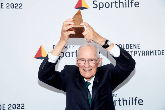 Preisträger Hans Wilhelm Gäb bei der Verleihung der Goldenen Sportpyramide in der Telekom Hauptstadtrepräsentanz in Berlin. Copyright: Eventpress Golejewski 20.05.2022