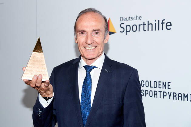 Preisträger Eberhard Gienger bei der Verleihung der Goldenen Sportpyramide in der Telekom Hauptstadtrepräsentanz in Berlin. Copyright: Eventpress Golejewski 20.05.2022