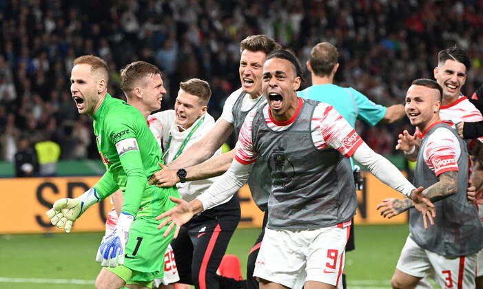 Fussball, Herren, Saison 2021 2022, 79. Finale um den DFB-Pokal in Berlin, SC Freiburg - RB Leipzig, v. l. Torhüter Peter Gulacsi (RB Leipzig), Yussuf Poulsen (RB Leipzig), Angelino (RB Leipzig), Jubel nach Abpfiff, 21.05. 2022, Copyright: xMatthiasxKochx
