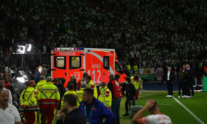 Fussball, Herren, Saison 2021 2022, 79. Finale um den DFB-Pokal in Berlin, SC Freiburg - RB Leipzig, Krankenwagen im Innenraum, 21.05. 2022, Copyright: xMatthiasxKochx