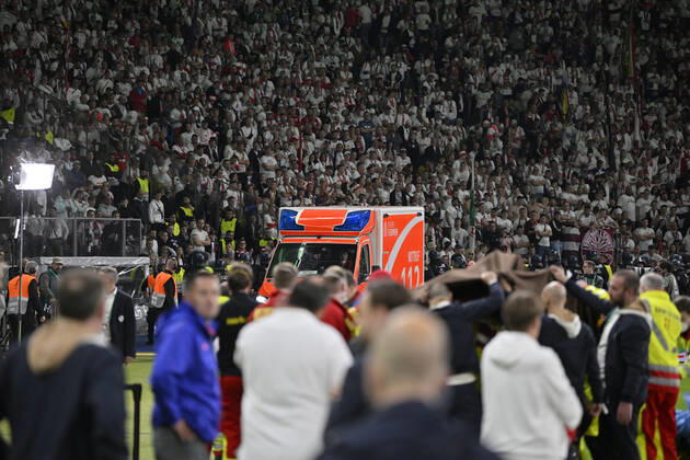medizinischer Notfall vor der Siegerehrung wird ein Mann, der kollabiert ist, behandelt von Sanitaetern Rettungsfahrzeug kommt ins Stadion, Zuschauer Fans Aktion mit Taschenlampe der Handys Smartphone Kerzenlicht 79. DFB Pokalfinale SC Freiburg SCF vs RB Leipzig RBL Olympiastadion Berlin 21.05.2022 DFL REGULATIONS PROHIBIT ANY USE OF PHOTOGRAPHS AS IMAGE SEQUENCES AND OR QUASI-VIDEO 79. DFB Pokalfinale SC Freiburg SCF vs RB Leipzig RBL