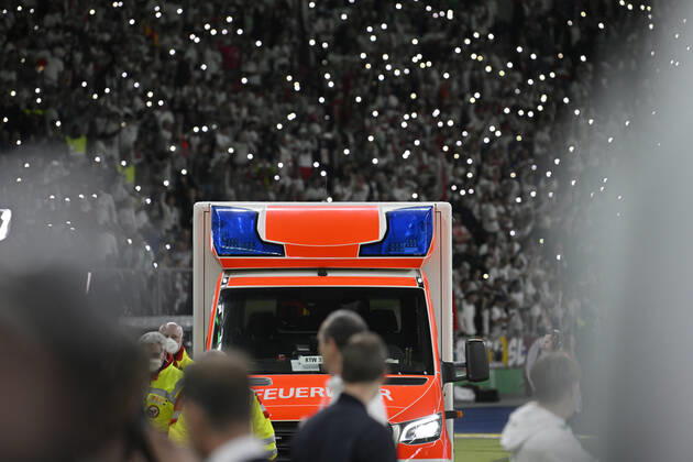 medizinischer Notfall vor der Siegerehrung wird ein Mann, der kollabiert ist, behandelt von Sanitaetern Rettungsfahrzeug kommt ins Stadion, Zuschauer Fans Aktion mit Taschenlampe der Handys Smartphone Kerzenlicht 79. DFB Pokalfinale SC Freiburg SCF vs RB Leipzig RBL Olympiastadion Berlin 21.05.2022 DFL REGULATIONS PROHIBIT ANY USE OF PHOTOGRAPHS AS IMAGE SEQUENCES AND OR QUASI-VIDEO 79. DFB Pokalfinale SC Freiburg SCF vs RB Leipzig RBL