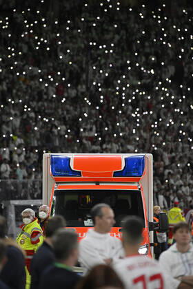 medizinischer Notfall vor der Siegerehrung wird ein Mann, der kollabiert ist, behandelt von Sanitaetern Rettungsfahrzeug kommt ins Stadion, Zuschauer Fans Aktion mit Taschenlampe der Handys Smartphone Kerzenlicht 79. DFB Pokalfinale SC Freiburg SCF vs RB Leipzig RBL Olympiastadion Berlin 21.05.2022 DFL REGULATIONS PROHIBIT ANY USE OF PHOTOGRAPHS AS IMAGE SEQUENCES AND OR QUASI-VIDEO 79. DFB Pokalfinale SC Freiburg SCF vs RB Leipzig RBL
