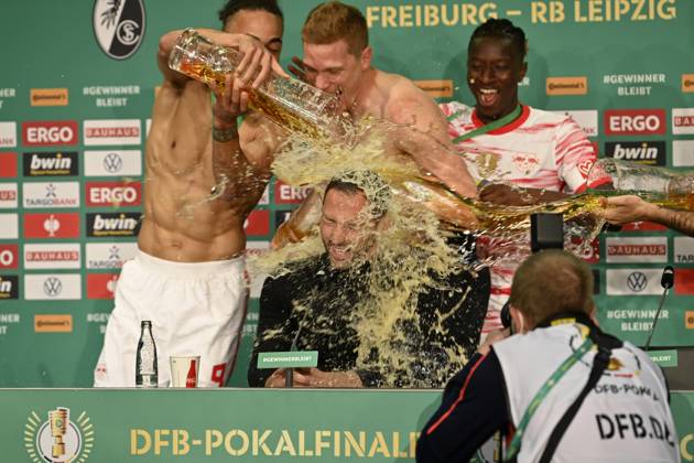 Bilder des Jahres 2022, Sport 05 Mai Sport Themen der Woche KW20 Sport Bilder des Tages Bierdusche fuer Trainer Coach Domenico Tedesco RasenBallsport Leipzig RBL waehrend der Pressekonferenz PK unter Fuehrung von Yussuf Poulsen (09) RasenBallsport Leipzig RBL 79. DFB Pokalfinale SC Freiburg SCF vs RB Leipzig RBL Olympiastadion Berlin 21.05.2022 DFL REGULATIONS PROHIBIT ANY USE OF PHOTOGRAPHS AS IMAGE SEQUENCES AND OR QUASI-VIDEO 79. DFB Pokalfinale SC Freiburg SCF vs RB Leipzig RBL