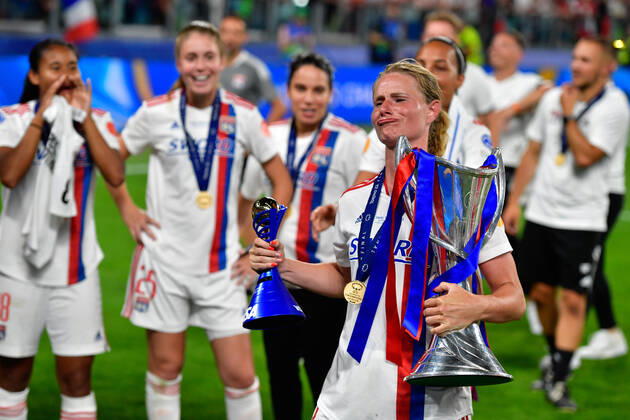 FC Barcelona, Barca v Olympique Lyon, UEFA Women?s Champions League final, football, Turin, Italy Turin, Italy. 21st, May 2022. Amandine Henry (6) of Olympique Lyon won the Player of the Match trophy and is celebrating after the UEFA Women?s Champions League final between Barcelona and Olympique Lyon at Juventus Stadium in Turin. Turin Italy Copyright: xGonzalesxPhoto TommasoxFimianox