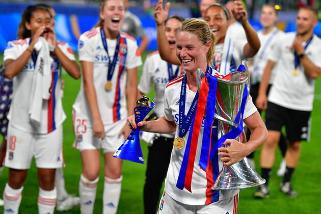 FC Barcelona, Barca v Olympique Lyon, UEFA Women?s Champions League final, football, Turin, Italy Turin, Italy. 21st, May 2022. Amandine Henry (6) of Olympique Lyon won the Player of the Match trophy and is celebrating after the UEFA Women?s Champions League final between Barcelona and Olympique Lyon at Juventus Stadium in Turin. Turin Italy Copyright: xGonzalesxPhoto TommasoxFimianox