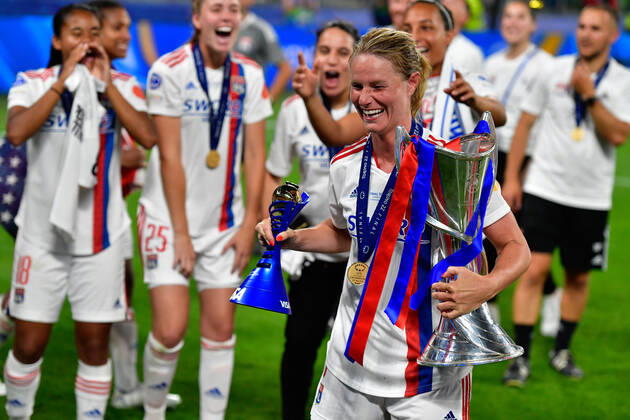 FC Barcelona, Barca v Olympique Lyon, UEFA Women?s Champions League final, football, Turin, Italy Turin, Italy. 21st, May 2022. Amandine Henry (6) of Olympique Lyon won the Player of the Match trophy and is celebrating after the UEFA Women?s Champions League final between Barcelona and Olympique Lyon at Juventus Stadium in Turin. Turin Italy Copyright: xGonzalesxPhoto TommasoxFimianox
