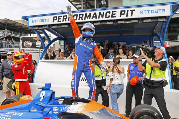 Bilder des Jahres 2022, Sport 05 Mai Sport Themen der Woche KW20 Sport Bilder des Tages INDIANAPOLIS, IN - MAY 22: NTT IndyCar, Indy Car, IRL, USA series driver Scott Dixon reacts to winning the pole award for the fastest qualifying speed on May 22nd, 2022 during qualifications for the 106th running of the Indianapolis 500 at the Indianapolis Motor Speedway in Indianapolis, Indiana. (Photo by Brian Spurlock Icon Sportswire) AUTO: MAY 22 IndyCar - The 106th Indianapolis 500 Qualifying Icon220522500004