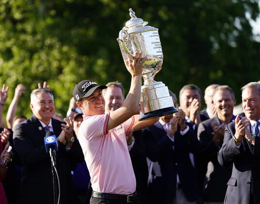 Bilder des Jahres 2022, Sport 05 Mai Sport Themen der Woche KW20 Sport Bilder des Tages Justin Thomas holds the championship trophy after the final round of the PGA, Golf Herren Championship at Southern Hills Country Club in Tulsa, Oklahoma on Sunday, May 22, 2022. Thomas won the 2022 PGA Championship after a 3 hole playoff with Will Zalatoris.  OKP20220522952 KYLExRIVAS
