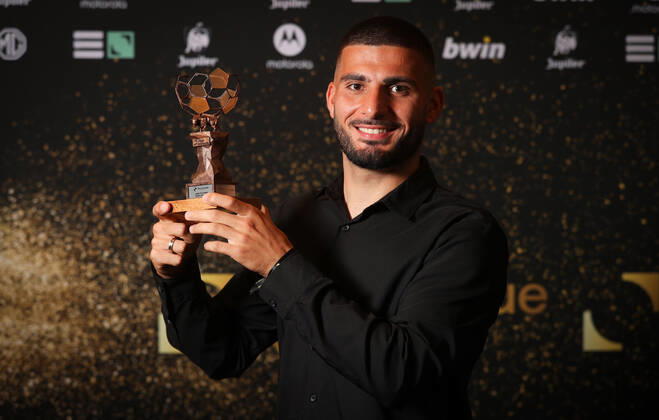 Union s Deniz Undav poses for the photographer with the best scorer trophy during the Pro League Awards 2022, for the best players in the first (1A) and second (1B) divisions of the Belgian soccer championships, Monday 23 May 2022 in Brussels. VIRGINIExLEFOUR  x35426091x