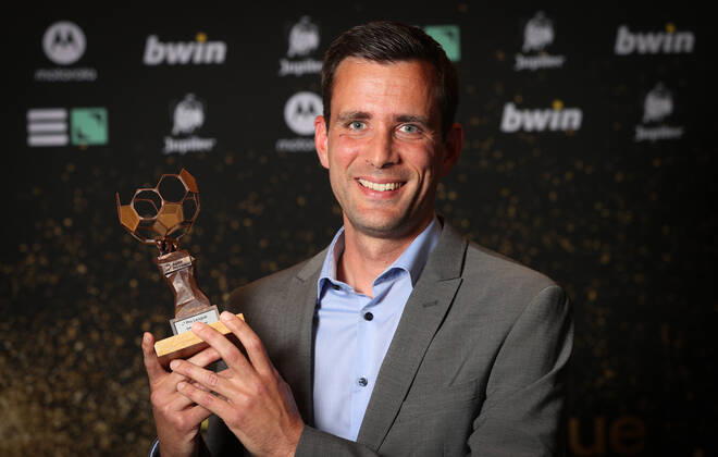 referee Erik Lambrechts poses for the photographer with the referee of the year trophy during the Pro League Awards 2022, for the best players in the first (1A) and second (1B) divisions of the Belgian soccer championships, Monday 23 May 2022 in Brussels. VIRGINIExLEFOUR  x35426096x