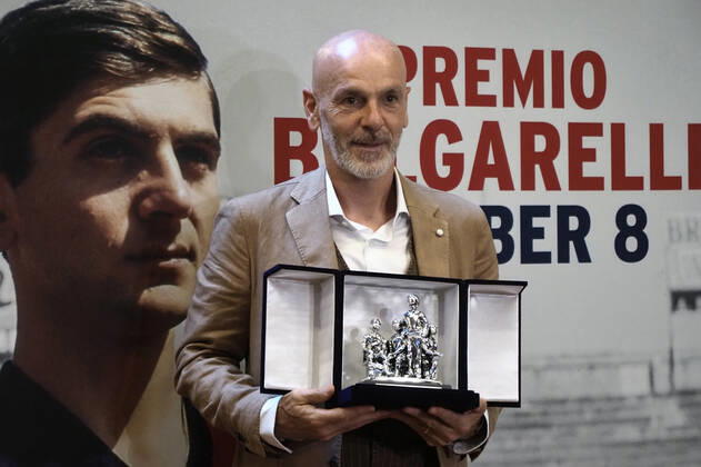 Sport Bilder des Tages Photo Michele Nucci LaPresse May, 2022 - Bologna, Italy - news in the pic: Bulgarelli award for best Serie A coach (Stefano Pioli), best young Serie A footballer (Giacomo Raspadori) and best Serie A female coach (Gianpiero Piovani)  Copyright: xMichelexNucci LaPresse MICHELExNx