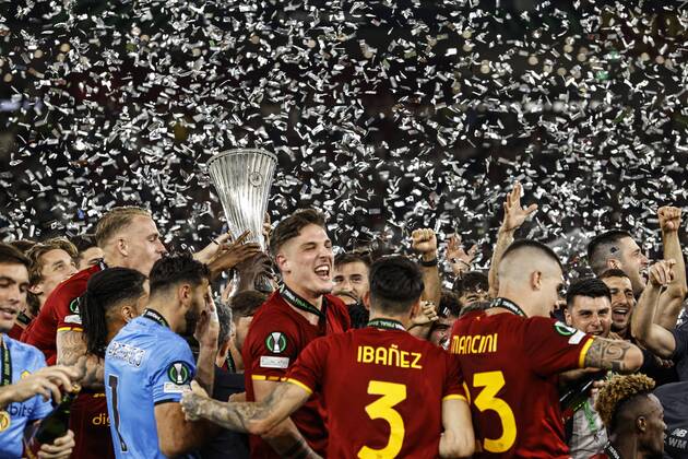 Bilder des Jahres 2022, Sport 05 Mai Sport Themen der Woche KW21 Fußball, ECL, Finale, Sieger AS Rom TIRANA - AS Roma goalkeeper Rui Patricio, Rick Karsdorp of AS Roma, Roger Ibanez of AS Roma, Bryan Cristante of AS Roma, Matias Vina of AS Roma, Chris Smalling of AS Roma, Lorenzo Pellegrini of AS Roma, Tammy Abraham of AS Roma, Carles Perez or AS Roma, Riccardo Calafiori or AS Roma, Eldor Shomurodov or AS Roma, Ainsley Maitland-Niles or AS Roma, Jordan Veretout or AS Roma, Nicolo Zaniolo or AS Roma, Gianluca Mancini or AS Roma, Marash Kumbulla or AS Roma, Sergio Oliveira or AS Roma, Leonardo Spinazzola or AS Roma, Amadou Diawara or AS Roma, Edoardo Bove or AS Roma, Ebrima Darboe or AS Roma, Filippo Missori or AS Roma, Nicola Zalewski or AS Roma, Maissa Codou Ndiaye or AS Roma, Cristian Volpato of AS Roma, AS Roma goalkeeper Pietro Boer, Felix Ohene Afena-Gyan of AS Roma, Filippo Tripi of AS Roma, AS Roma goalkeeper Davide Mastrantonio, Joel Voelkerling Persson of AS Roma, Giacomo Faticanti of AS Roma, Antonio Satriano of AS Roma , Henrikh Mkhitaryan of AS Roma, AS Roma goalkeeper Anto nio Mirante, AS Roma goalkeeper Daniel Fuzato, Stephan El Shaarawy of AS Roma, AS Roma coach Jose Mourinho with the Conference League cup, Conference League cup, Conference League trophy during the UEFA Conference League final match between AS Roma and Feyenoord at Arena Kombetare on May 25, 2022 in Tirana, Albania. ANP MAURICE VAN STEEN UEFA Europa Conference League FINAL 2021 2022 xVIxANPxSportx xxANPxIVx