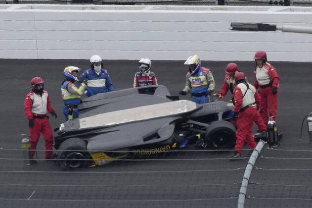 Bilder des Jahres 2022, Sport 05 Mai Sport Themen der Woche KW21 Sport Bilder des Tages INDIANAPOLIS, IN - MAY 28: Emergency crew members tend to the wrecked car of NTT Indy Car driver Colton Herta (28) that came to rest in turn two during Carb Day for the 106th running of the Indianapolis 500 at the Indianapolis Motor Speedway. (Photo by Brian Spurlock Icon Sportswire) AUTO: MAY 28 IndyCar, Indy Car, IRL, USA - The 106th Indianapolis 500 Carb Day Icon220527001