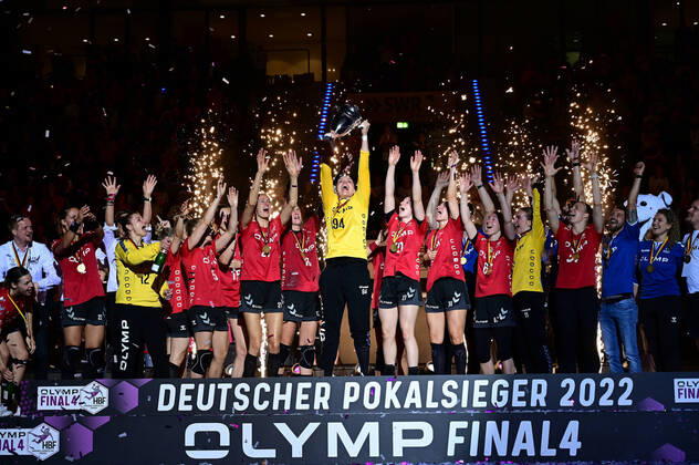 Bilder des Jahres 2022, Sport 05 Mai Sport Themen der Woche KW21 Sport Bilder des Tages Handball I Frauen I Saison 2021-2022 I OLYMP Final4 2022 I Finale I SG BBM Bietigheim - VfL Oldenburg I 29.05.2022 Jubel, Begeisterung, Enthusiasmus, Euphorie, Freude, Glücksgefühl, Heiterkeit bei: Pokalsieger SG BBM Bietigheim Stuttgart Porsche-Arena Baden-Württemberg Deutschland Copyright: xLobeca FelixxSchlikisx