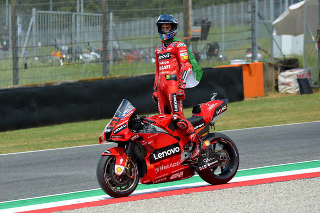 Bilder des Jahres 2022, Sport 05 Mai Sport Themen der Woche KW21 Sport Bilder des Tages May 29, 2022, Scarperia (FI, Italy: Scarperia (FI), Italy, Mugello Circuit, May 29, 2022, Francesco Bagnaia Team Ducati winner in Moto Gp with Italy flag during Gran Premio dâ€⠢Italia Oakley Race - MotoGP World Championship, WM, Weltmeisterschaft MotoGP World Championship - Gran Premio d™Italia Oakley Race, Scarperia (FI), Italy - ZUMAl164 20220529_zsa_l164_116 Copyright: xGiorgioxPanaccix