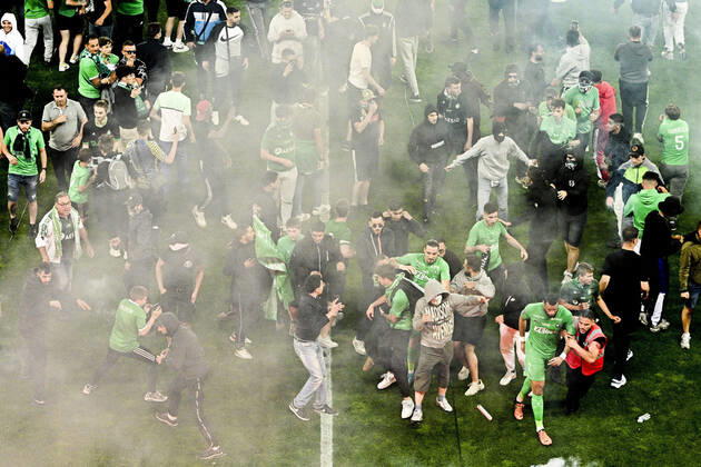 Bilder des Jahres 2022, Sport 05 Mai Sport Themen der Woche KW21 Sport Bilder des Tages Fußball, Relegation FRA, AS St. Etienne, Platzsturm von Fans nach Abstieg Supporters de St Etienne envahissent le terrain apres la seance de tir aux buts - St Etienne est relegue en Ligue2 Harold Moukoudi (Asse) Enzo Crivelli (Asse) FOOTBALL : St Etienne vs AJ Auxerre - Match de barrage retour - 29 05 2022 JBAutissier Panoramic 